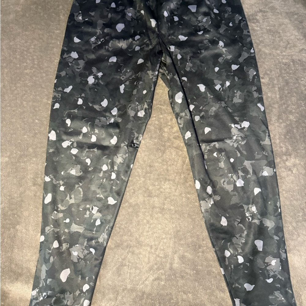 NWT Under Armour Kids XL Black and Gray Camo Joggers - Picture 5 of 7